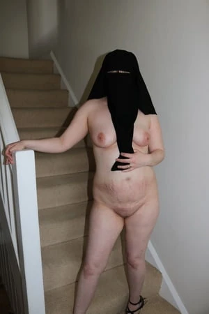 niqab wife posing nude in strappy high heels         