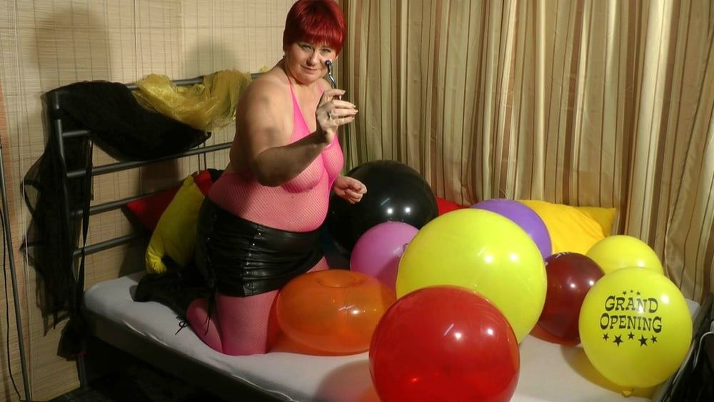 Popping balloons - Fetish Video #7