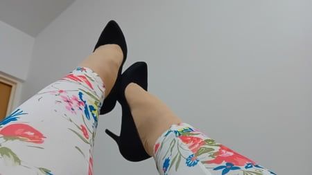 Crossdresser trong giày cao gót nền tảng toe đen gợi cảm