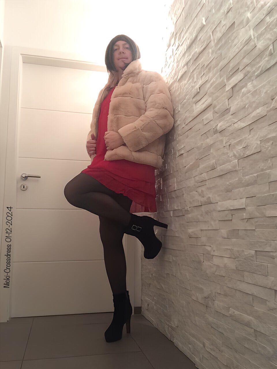 Nicki-Crossdress - rotes Minikleid, Saltos e Neue Jacke