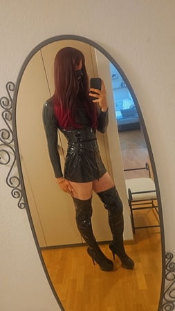 Mia kadın kılıklı lateks fahişe