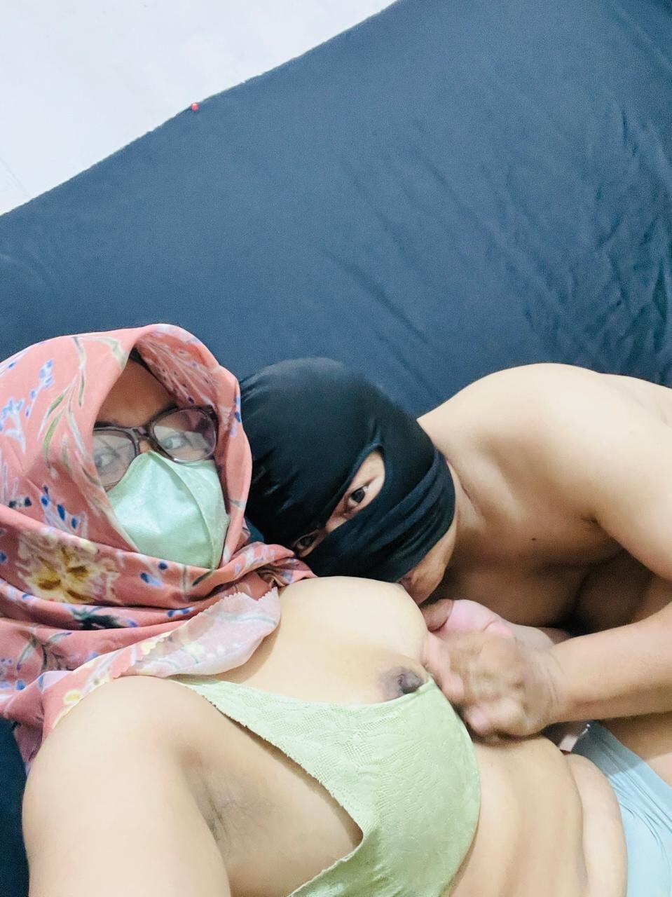 Menghisap Dan Menjilati pune susu 