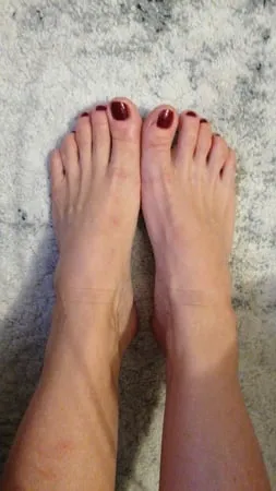 look at my nice feet         