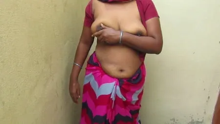 tamil aunty standing to show her boobs very hot         