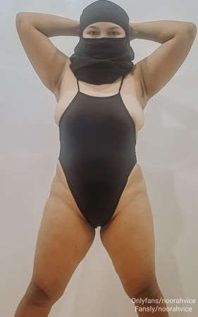 ملابس صغيرة جدا بالنسبة للثدي الكبير