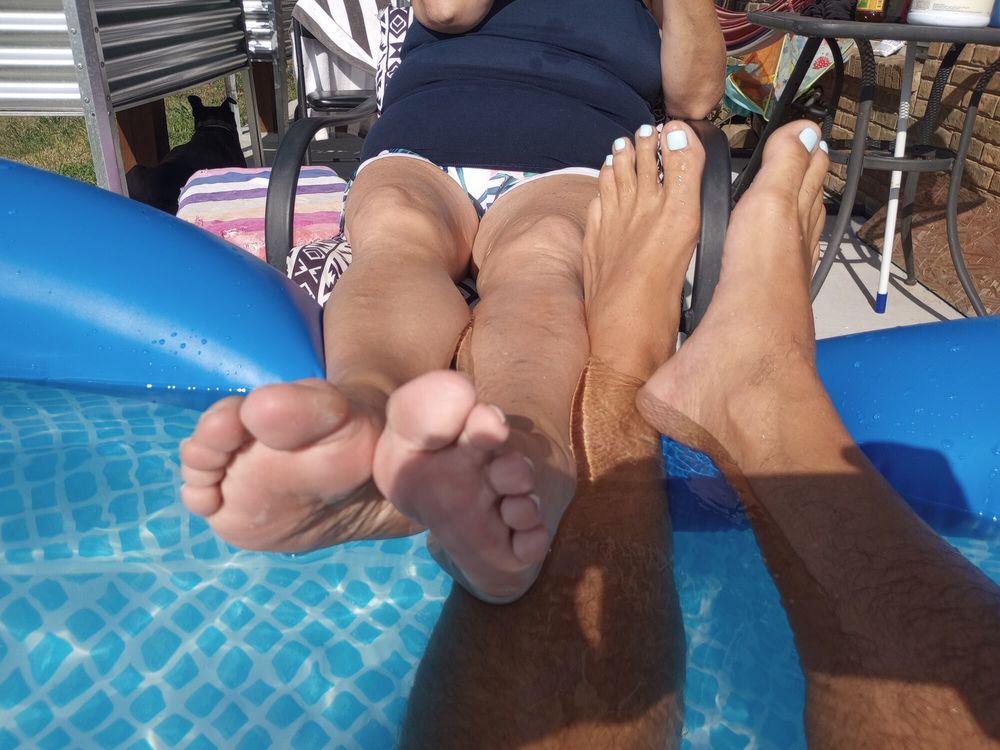 Pool feet