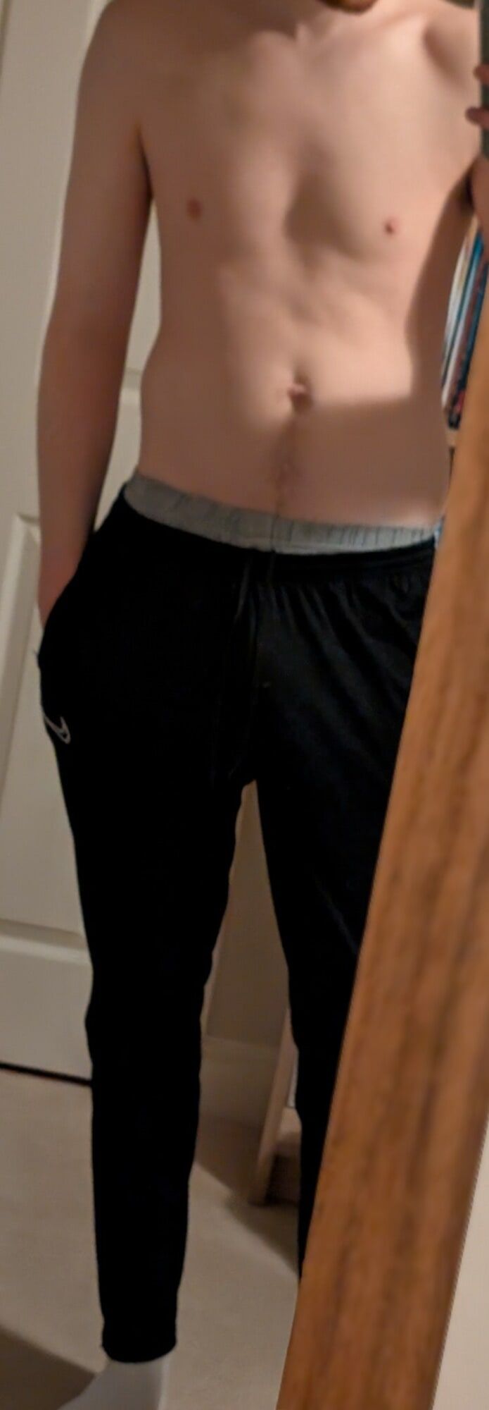 Twink slabă în joggers 