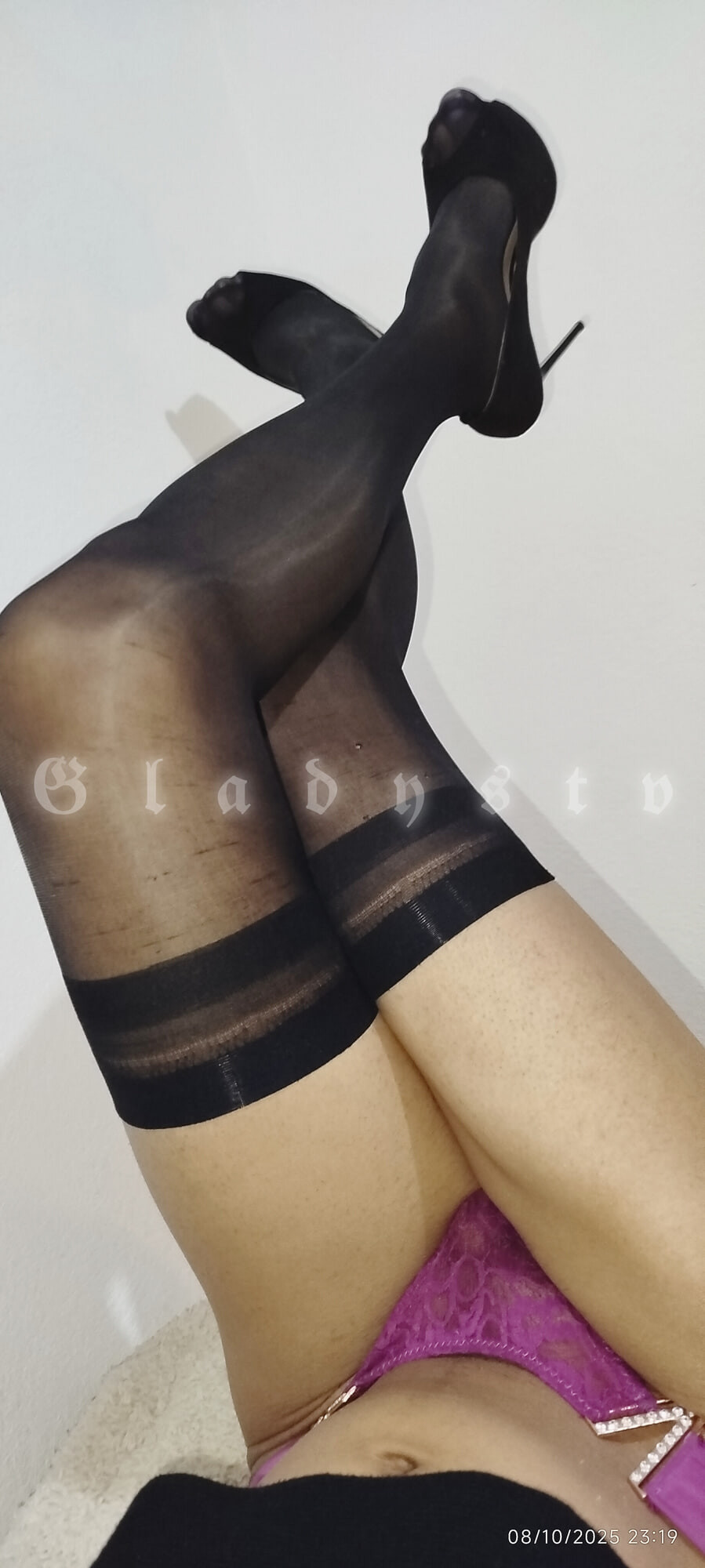 Travesti con pantimedias