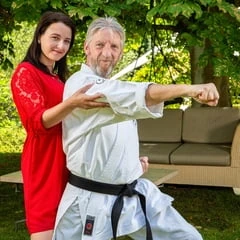 طلبت من سنسي الكاراتيه العجوز دروسا خصوصية 