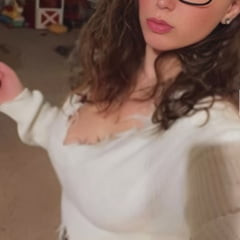 Moja 38f gospodarica me natjerala da se jebem u bijelim džemperima. Jesam