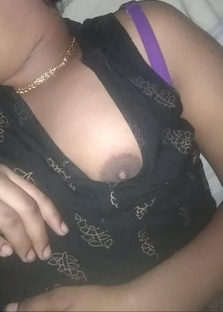 Teen sexy capezzolo gonfio e piccole tette