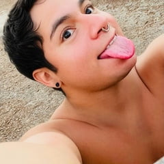 砂漠の近所を裸で歩き回る