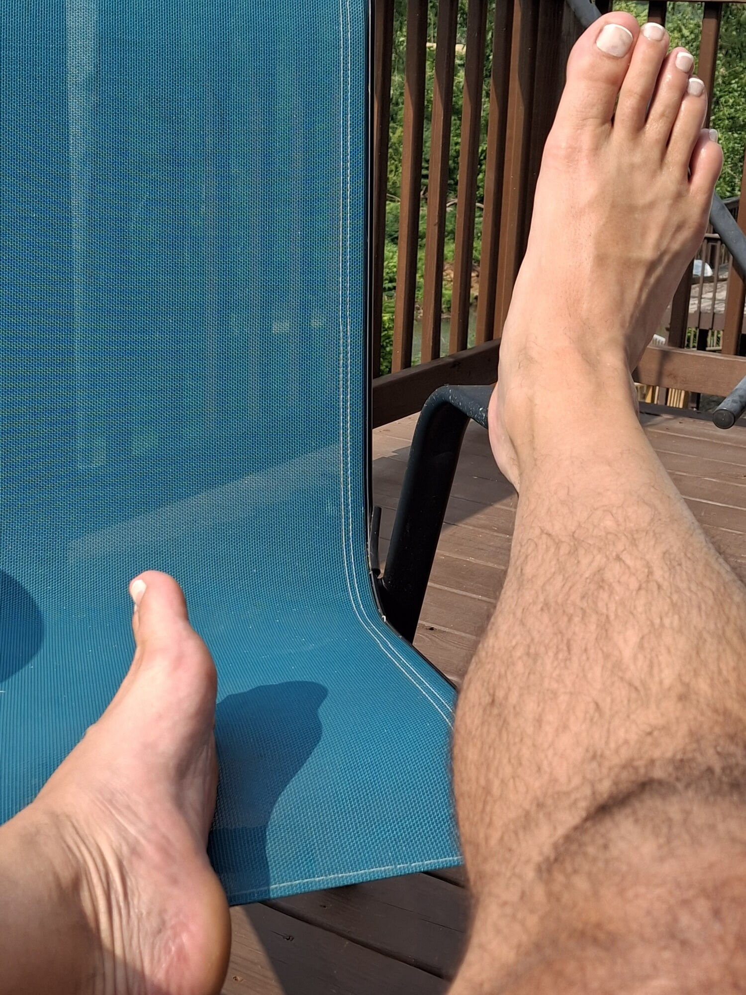 Lass meine haarigen beine und weichen schwanz etwas sonne bekommen