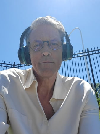 เสื้อเชิ้ตสีขาวและดวงอาทิตย์