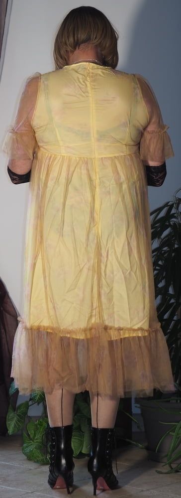Valisere 46 Crossdresser in Yellow Dress