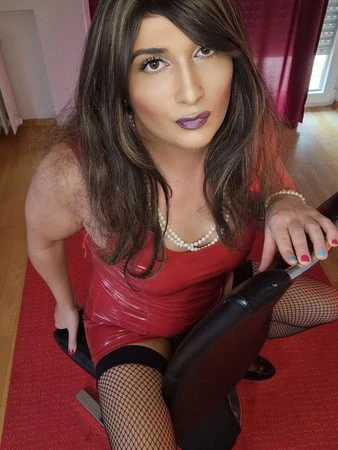 sexy trans in red latex         