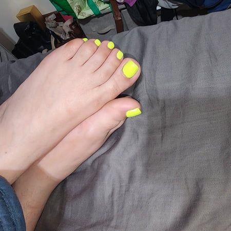 LatinaMilf bright yellow toes