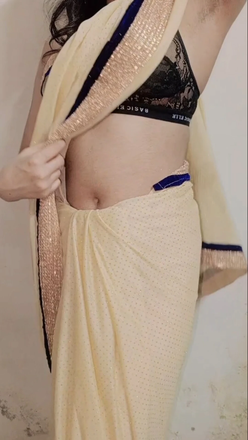 Stunning Saree Beauty – Desi Queen in Spotlight