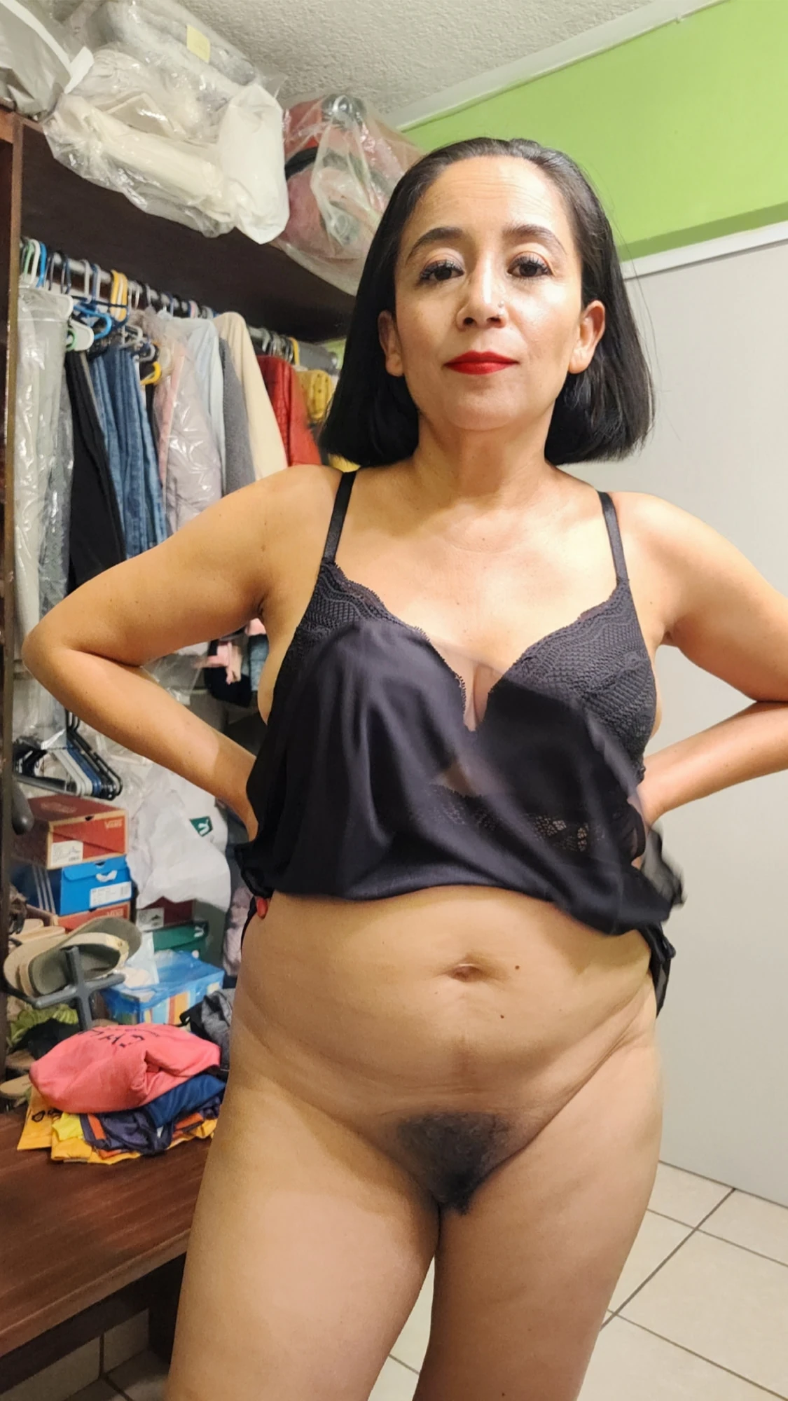 เมียผู้ใหญ่โชว์หีขนดกของเธอ