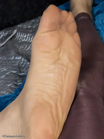 big sexy feet in pantyhose           