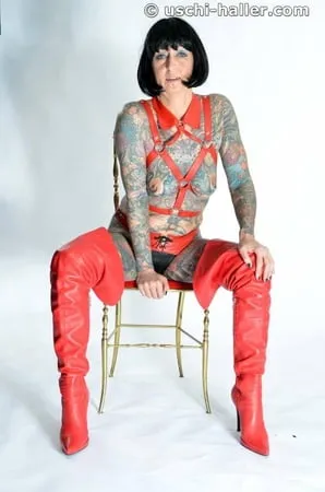 photo shoot with full body tattooed milf cleo         