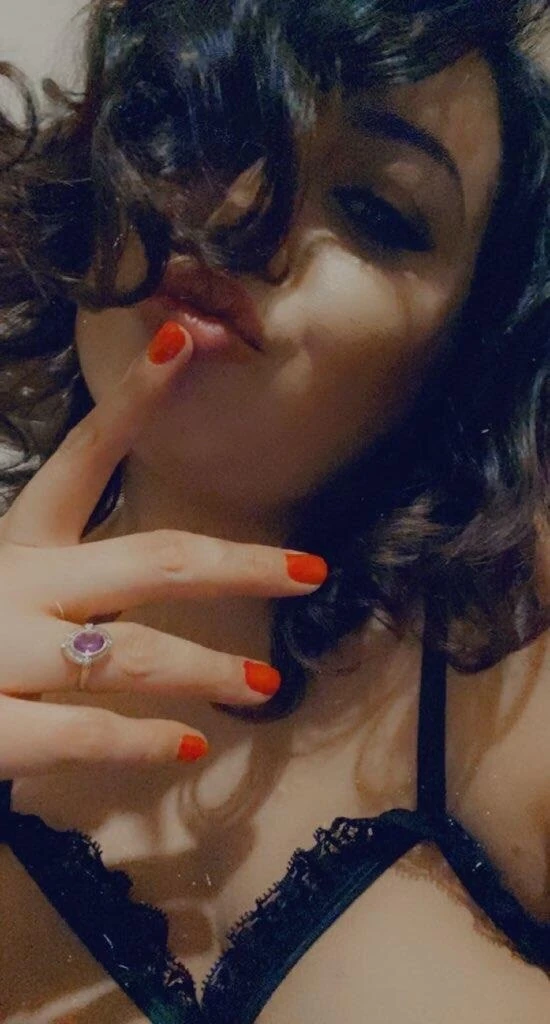 Naughty Hawaiian Hotwife 