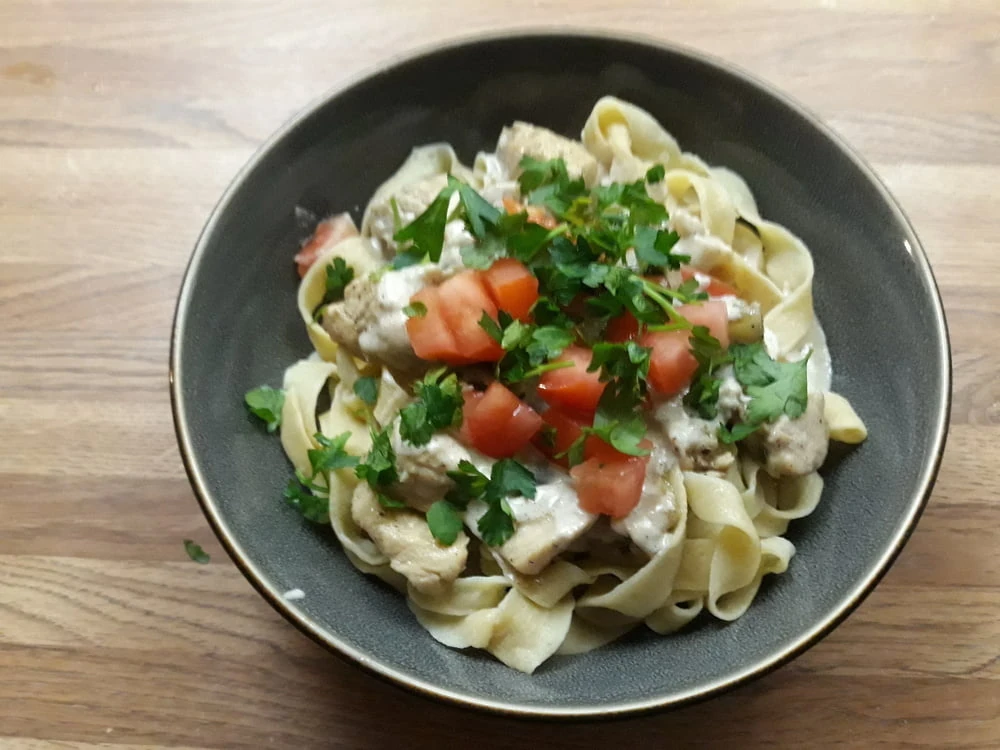 Fettuccine alfredo with chicken and tomato