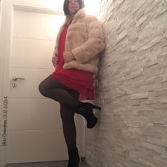 Nicki-Crossdress - rotes Minikleid, Heels &amp; neue Jacke