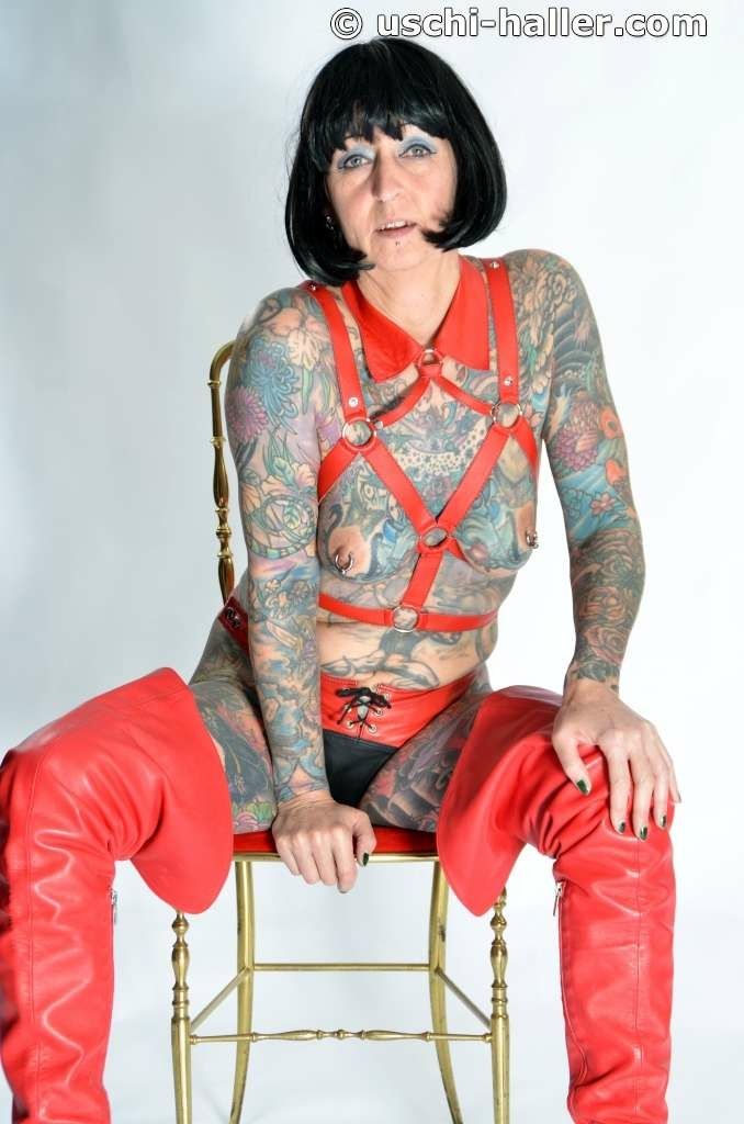 Photo shoot with full body tattooed MILF Cleo #24