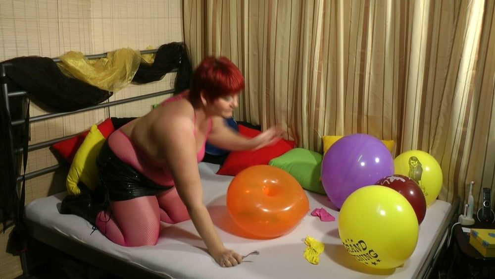 Popping balloons - Fetish Video #13