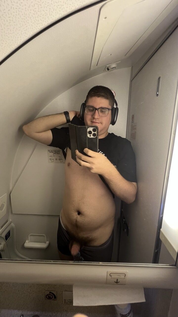 Desnuda en el baño de un avión