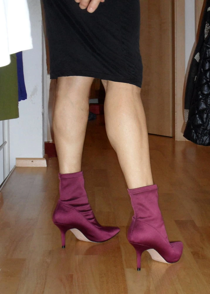 fitting her new shoes for the show #33