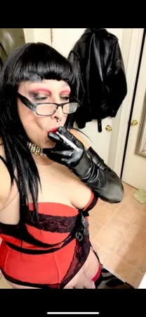 gloves mistress in red         