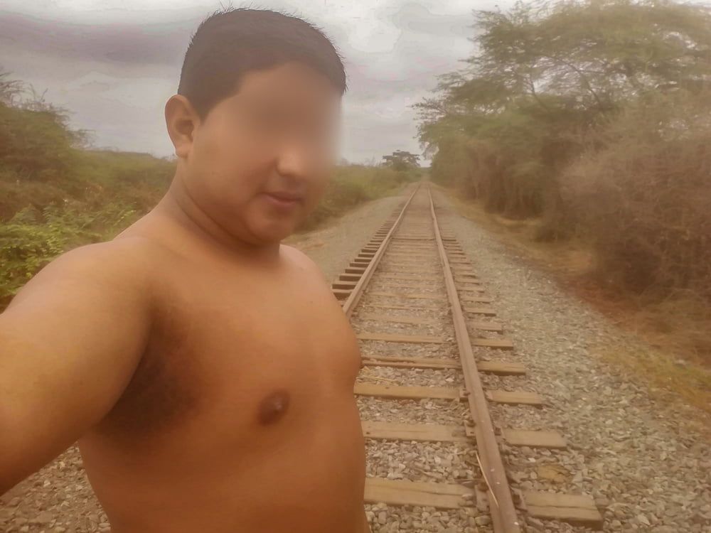 Mis Pezones Exhibidos en las Vias del Tren-Yop Sin Camiseta  #9