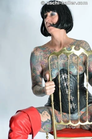 photo shoot with full body tattooed milf cleo           