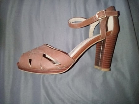LA VECINA CECY ME PRESTA SUS TACONES PARA DARLES LECHE