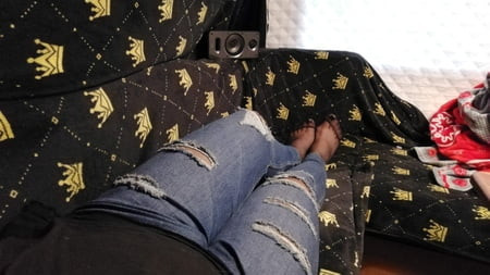 Io con dei vestiti e le calze 