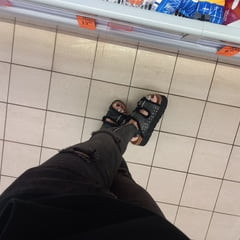 在公共场合展示脚