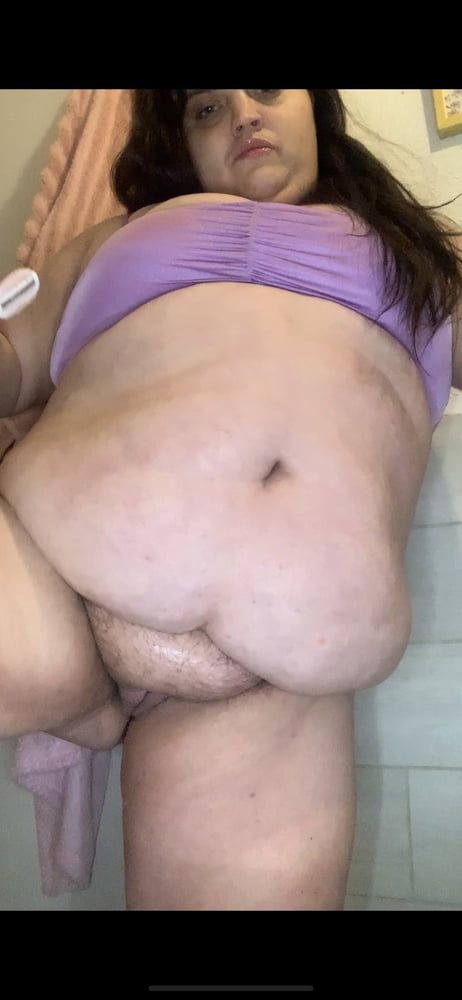 fatty shave her fat pussy on camera #4