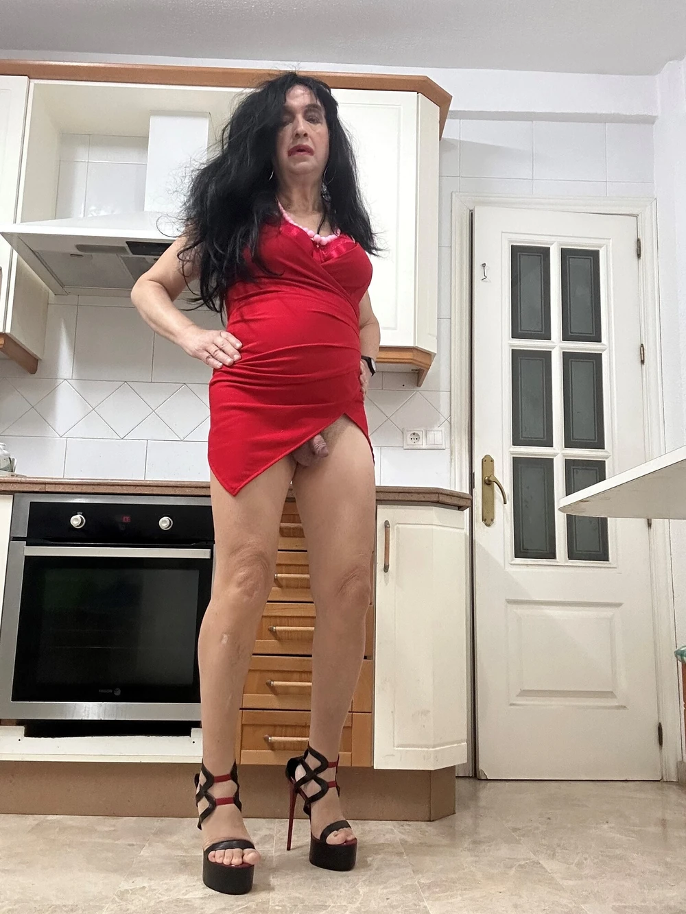 Shemale poses sexy in the kitchen with high heels and a big #6