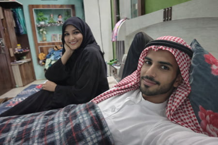 سرير الأخت العربية غير الشقيقة صورة رومانسية مريحة 