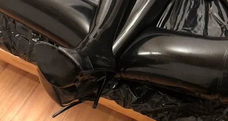 latex on plastic bed         