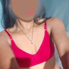 Desi Bhabhi Showing Boobs