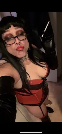 gloves mistress in red         