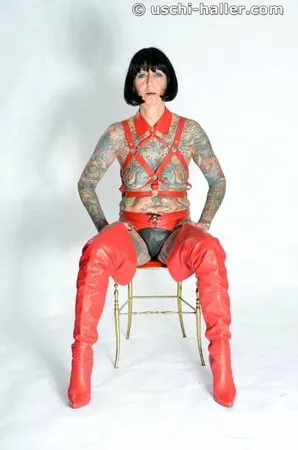 photo shoot with full body tattooed milf cleo         