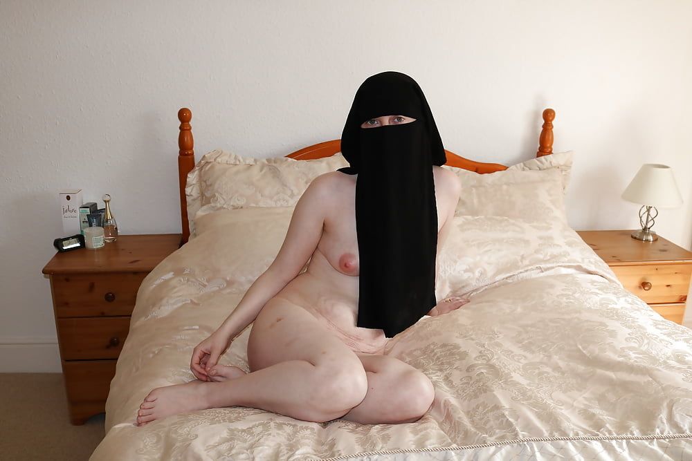 wife posing naked in niqab #9