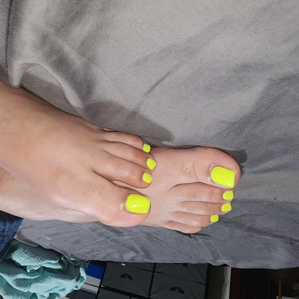 LatinaMilf bright yellow toes #3