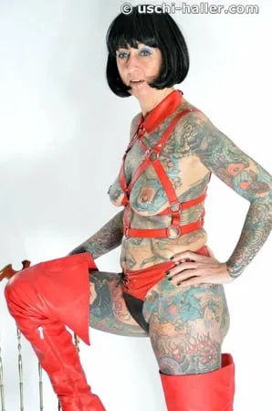 photo shoot with full body tattooed milf cleo         