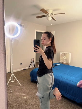 คุณจะบูชาเท้า 18 ปีของกูไหม??