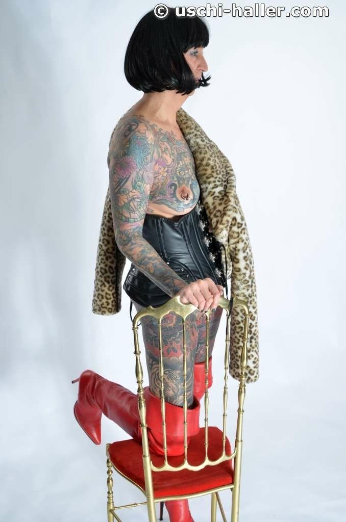 Photo shoot with full body tattooed MILF Cleo #32